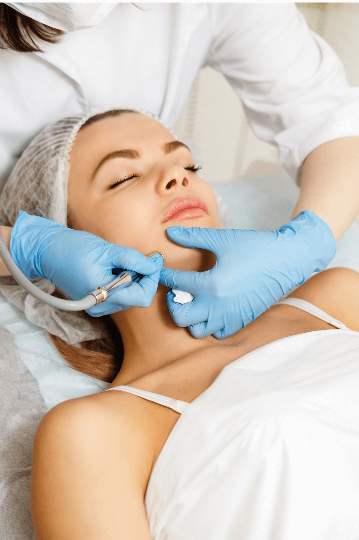 model wird mit diamant dermabrasion behandelt